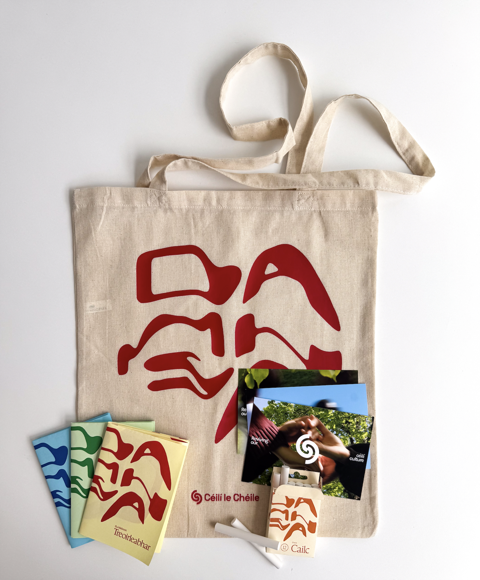 Céilí Kit contents include x1 totebag, x1 Guidebook, x2 step by step Irish dancing guides, x1 Cailc (Chalkbox), x3 postcards