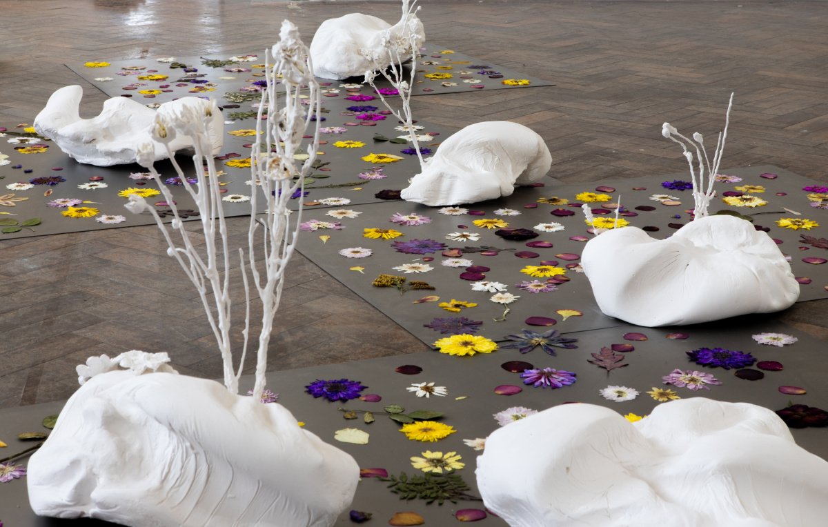 Deva Cervera, 'Bodies in suspension', 2025. Plaster, mild steal, flowers, audio. 230x210cm 1'03 min. Detail