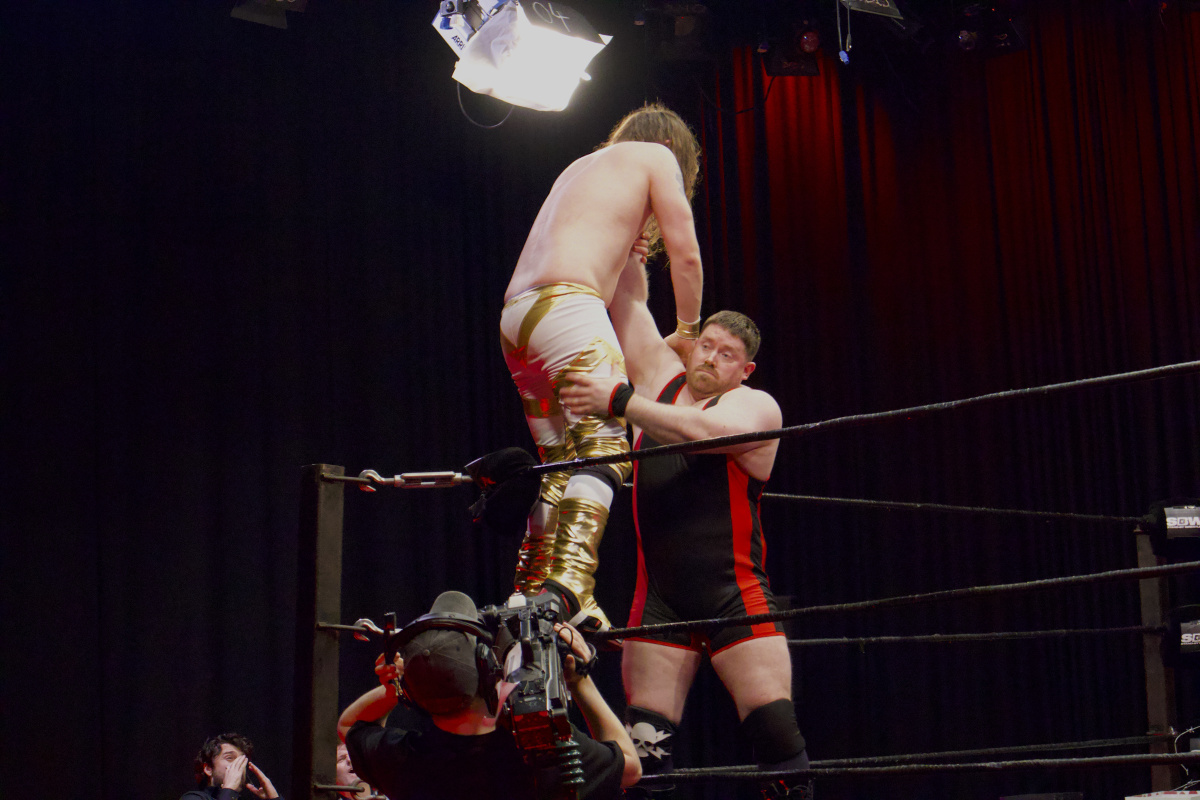 Guy Weller chokeslams William Degger Off the top rope